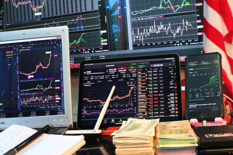 How to Minimize Risk While Maximizing Returns
